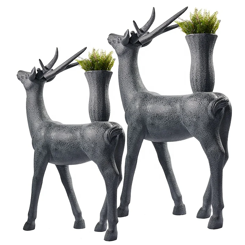 Gardening Tools Sketch - Skizzenförmige Fiberglas-Skulptur eines Hirsches für den